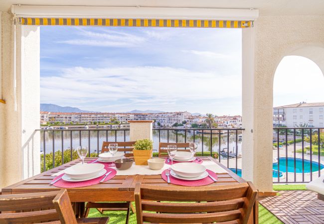 Apartment in Empuriabrava - 0137-SANT MAURICI Apartment with canal view and pool