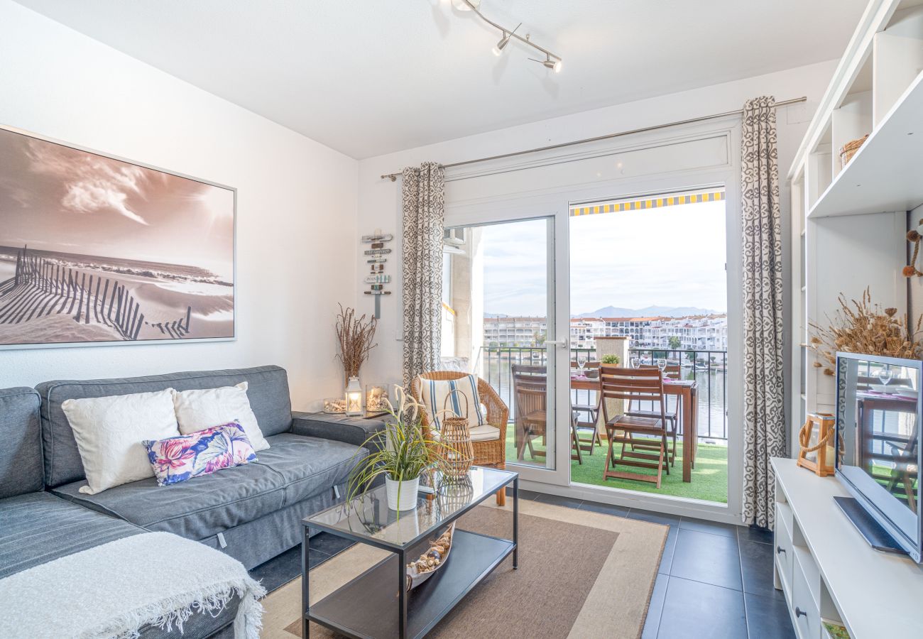 Apartment in Empuriabrava - 0137-SANT MAURICI Apartment with canal view and pool