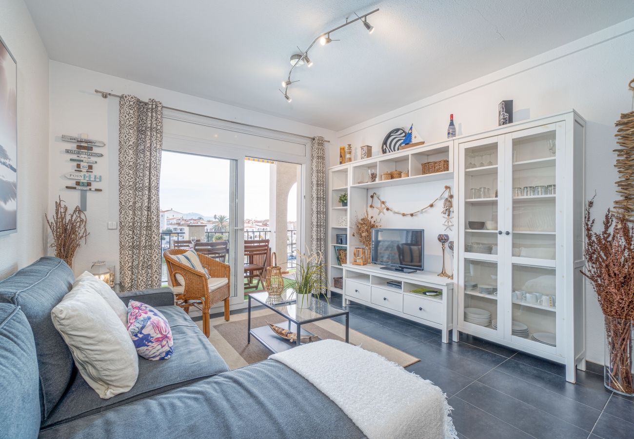 Apartment in Empuriabrava - 0137-SANT MAURICI Apartment with canal view and pool