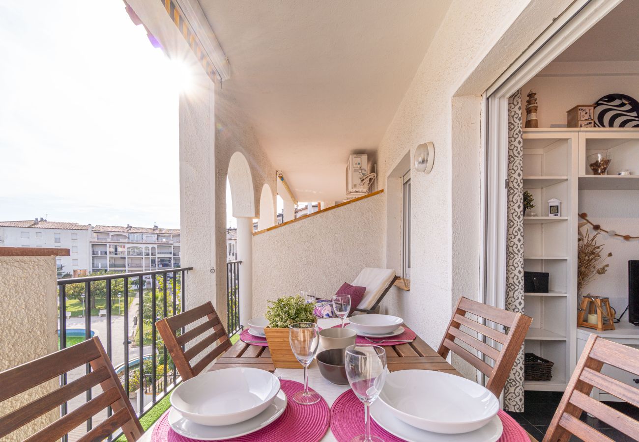 Apartment in Empuriabrava - 0137-SANT MAURICI Apartment with canal view and pool