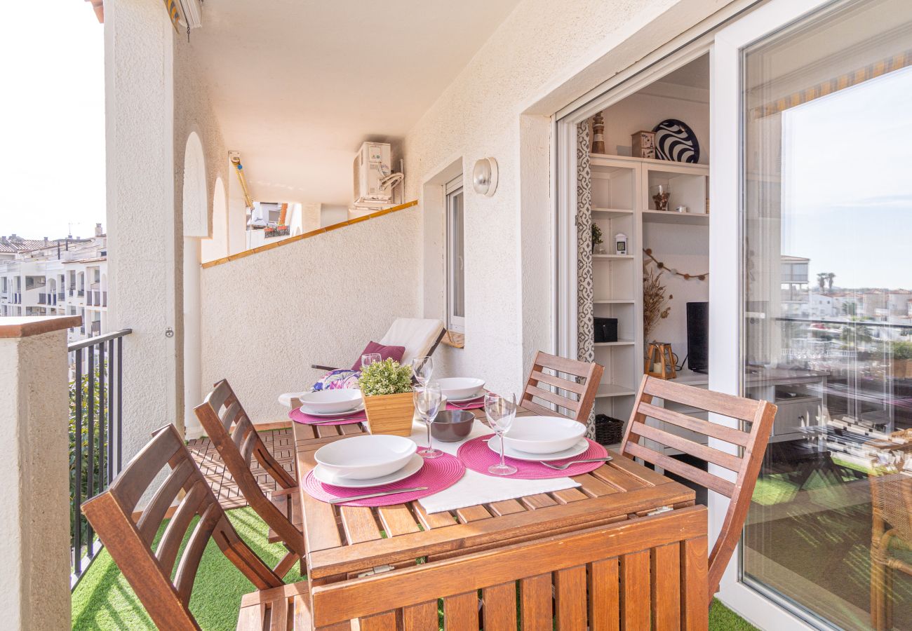 Apartment in Empuriabrava - 0137-SANT MAURICI Apartment with canal view and pool