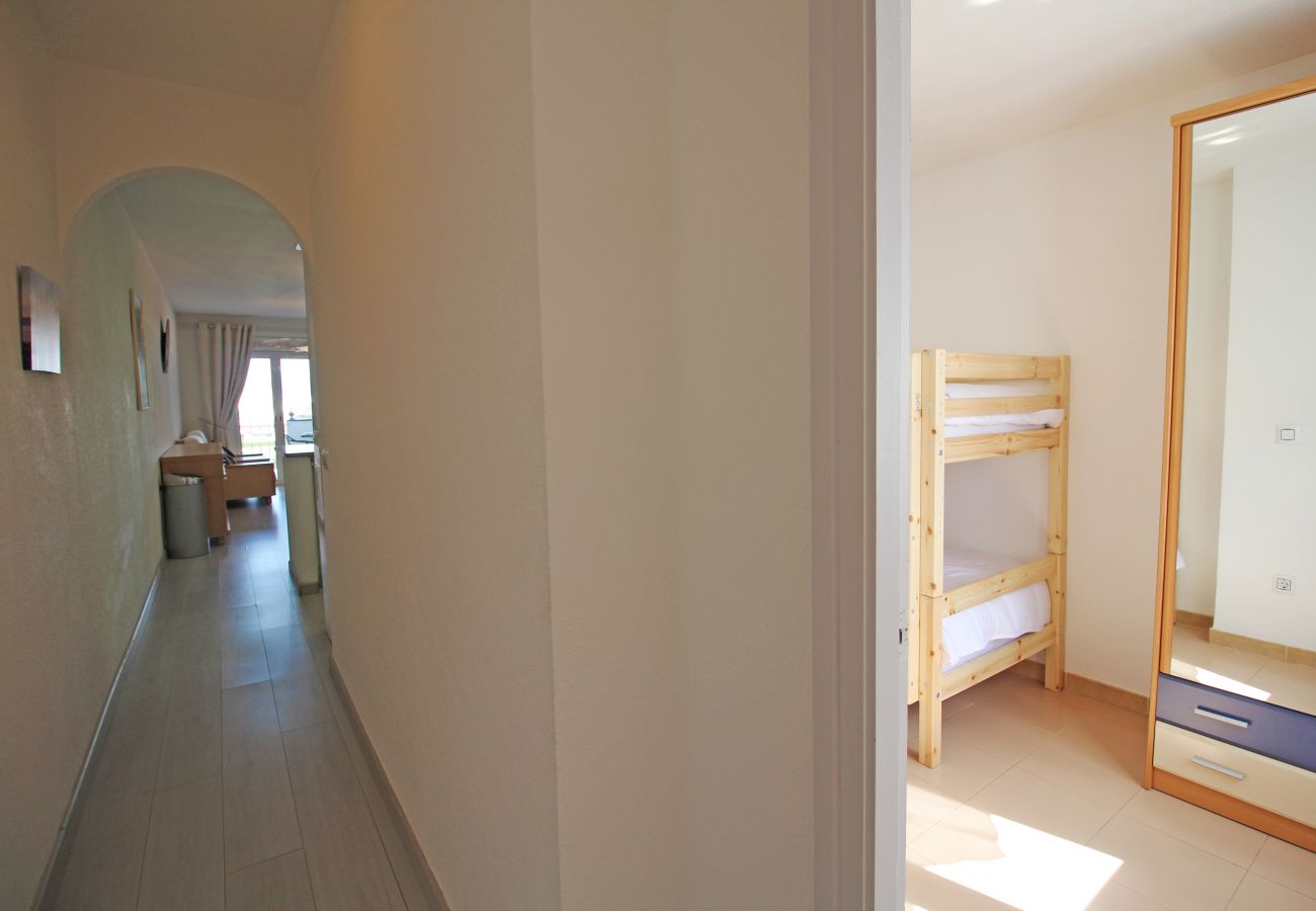 Apartment in Empuriabrava - 0183-SANT MAURICI Apartment with canal view and parking
