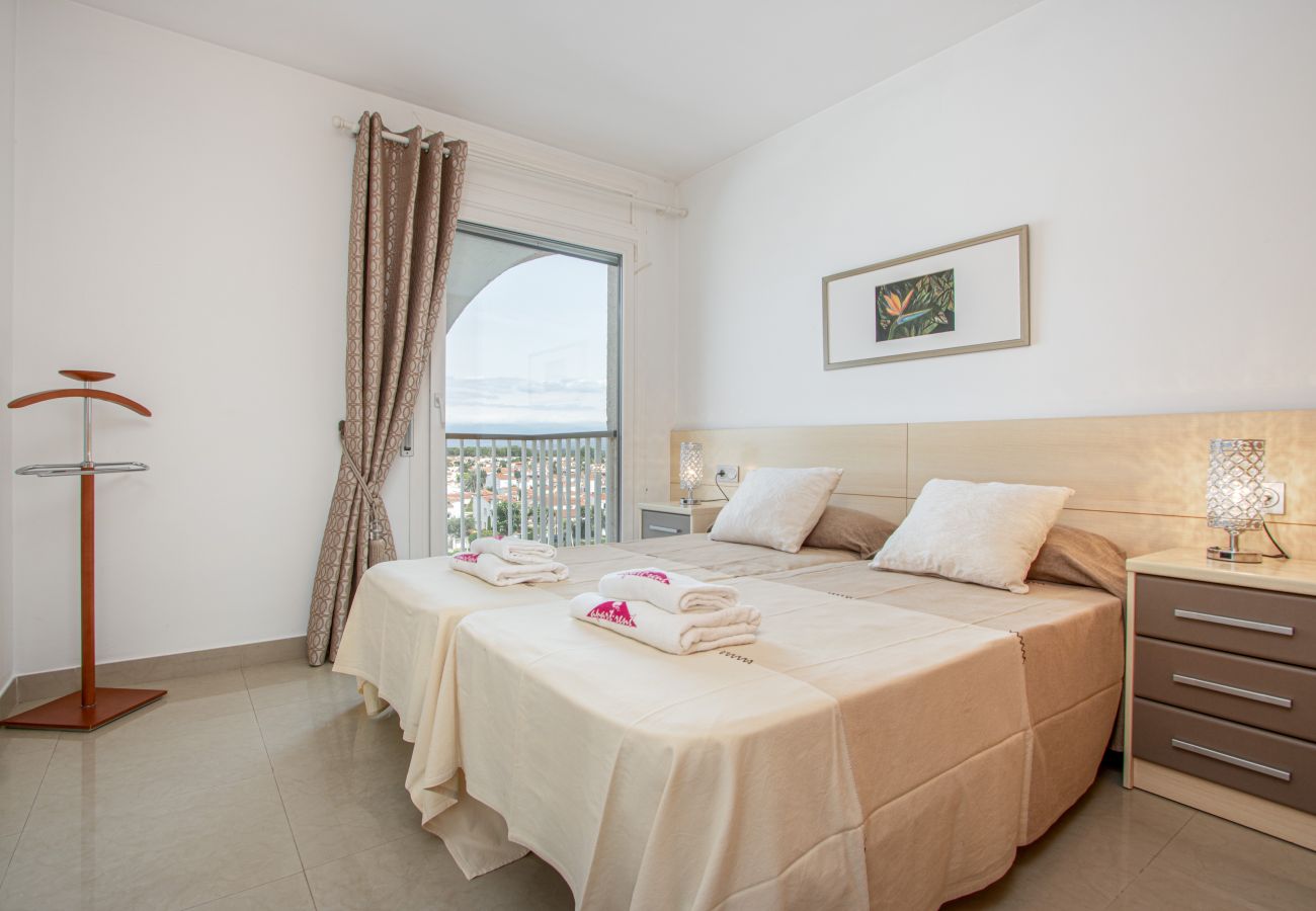 Apartment in Empuriabrava - 0160-PORT GREC Apartment with WIFI, Smart TV, canal and sea view