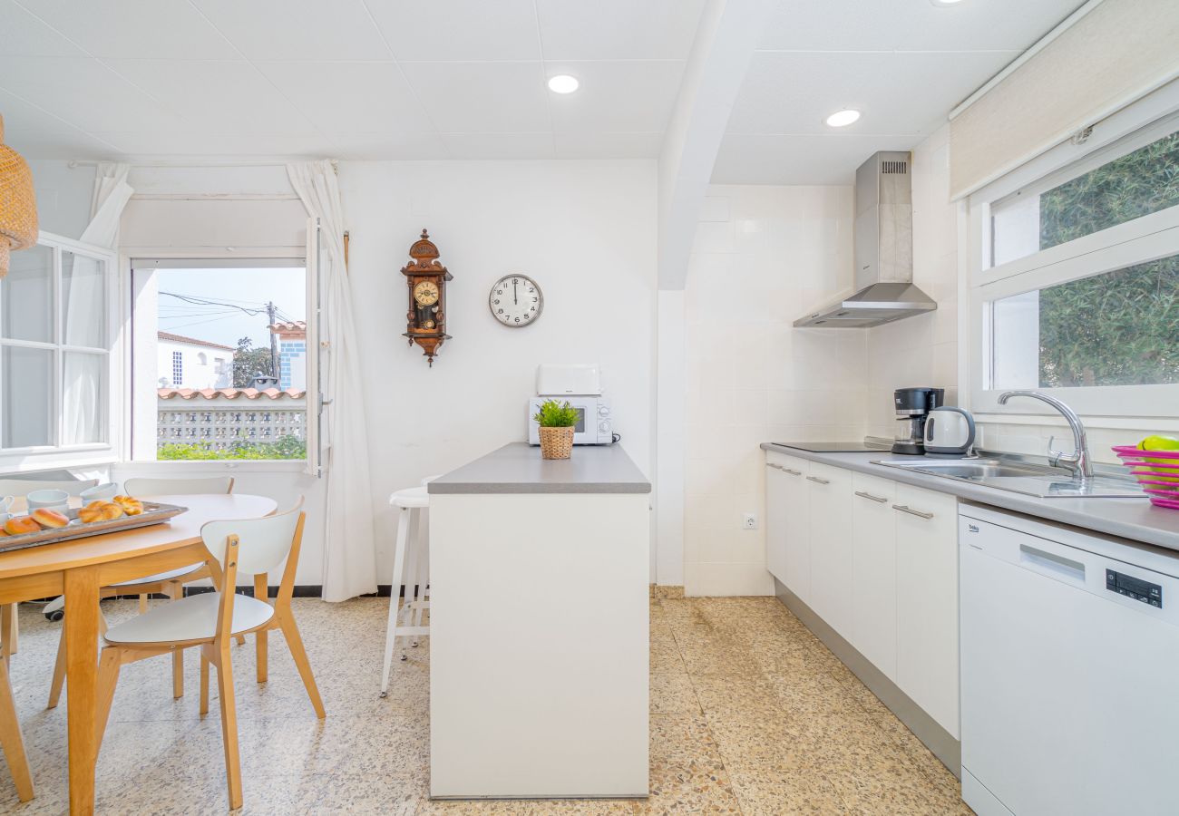 Villa in Empuriabrava - 0024-BAHIA  House with 3 bedrooms near the beach
