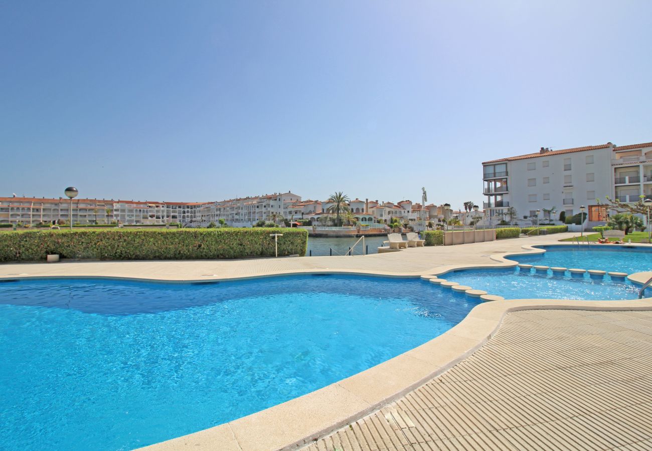 Apartment in Empuriabrava - 0136-SANT MAURICI Apartment with canal view and pool