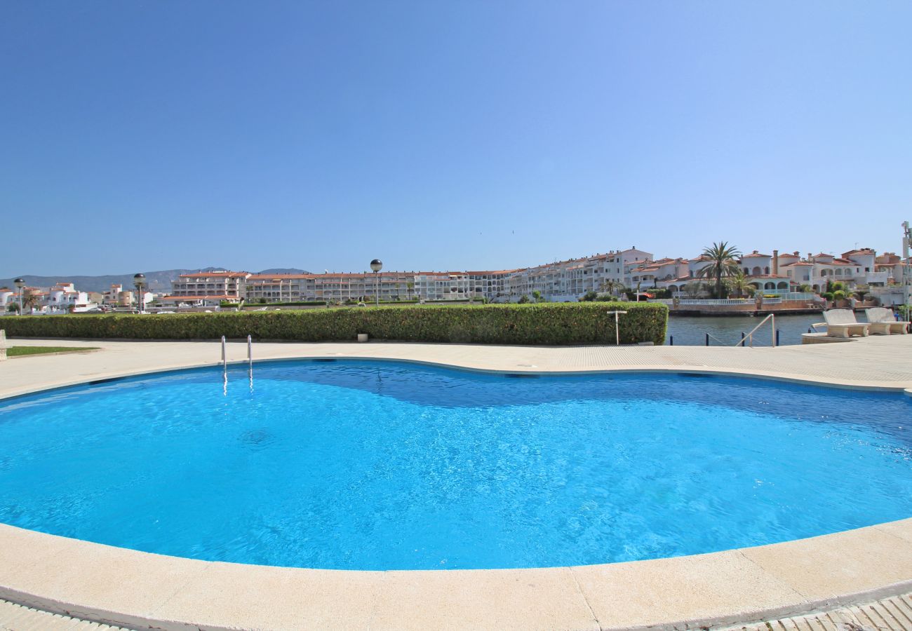 Apartment in Empuriabrava - 0136-SANT MAURICI Apartment with canal view and pool