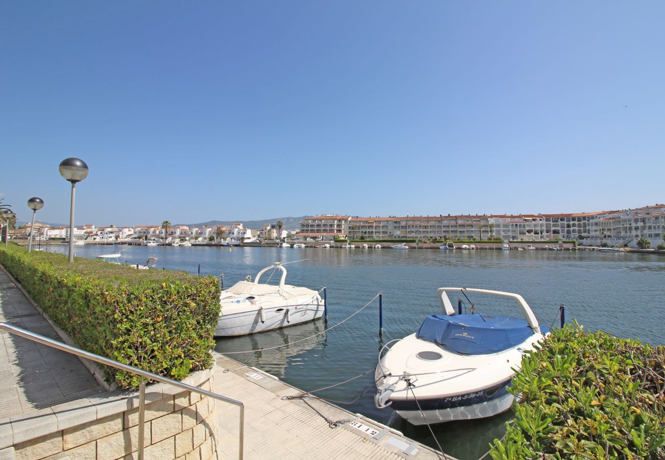 Apartment in Empuriabrava - 0136-SANT MAURICI Apartment with canal view and pool