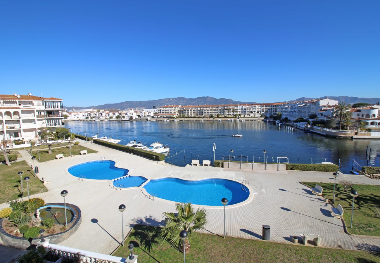 Apartment in Empuriabrava - 0136-SANT MAURICI Apartment with canal view and pool