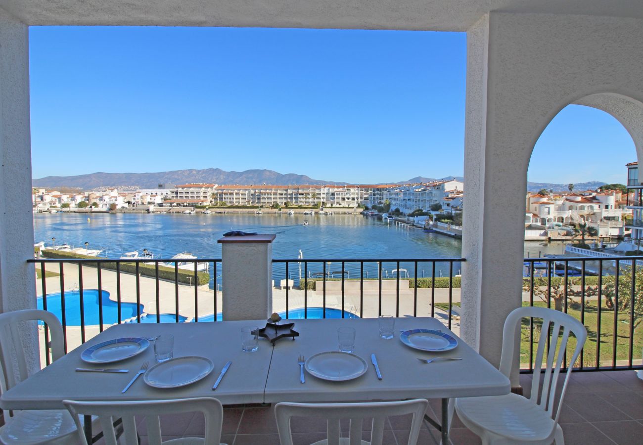 Apartment in Empuriabrava - 0136-SANT MAURICI Apartment with canal view and pool