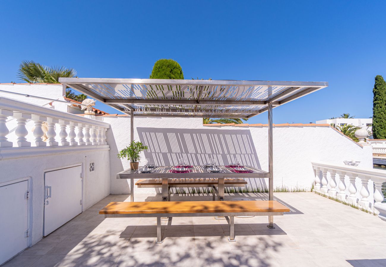 Villa in Empuriabrava - 0100-LLOBREGAT House at the canal with pool, mooring and studio