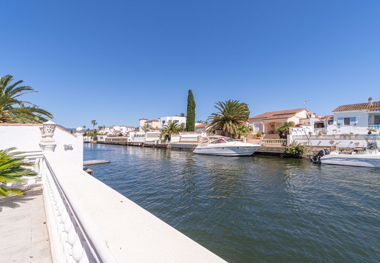 Villa in Empuriabrava - 0100-LLOBREGAT House at the canal with pool, mooring and studio