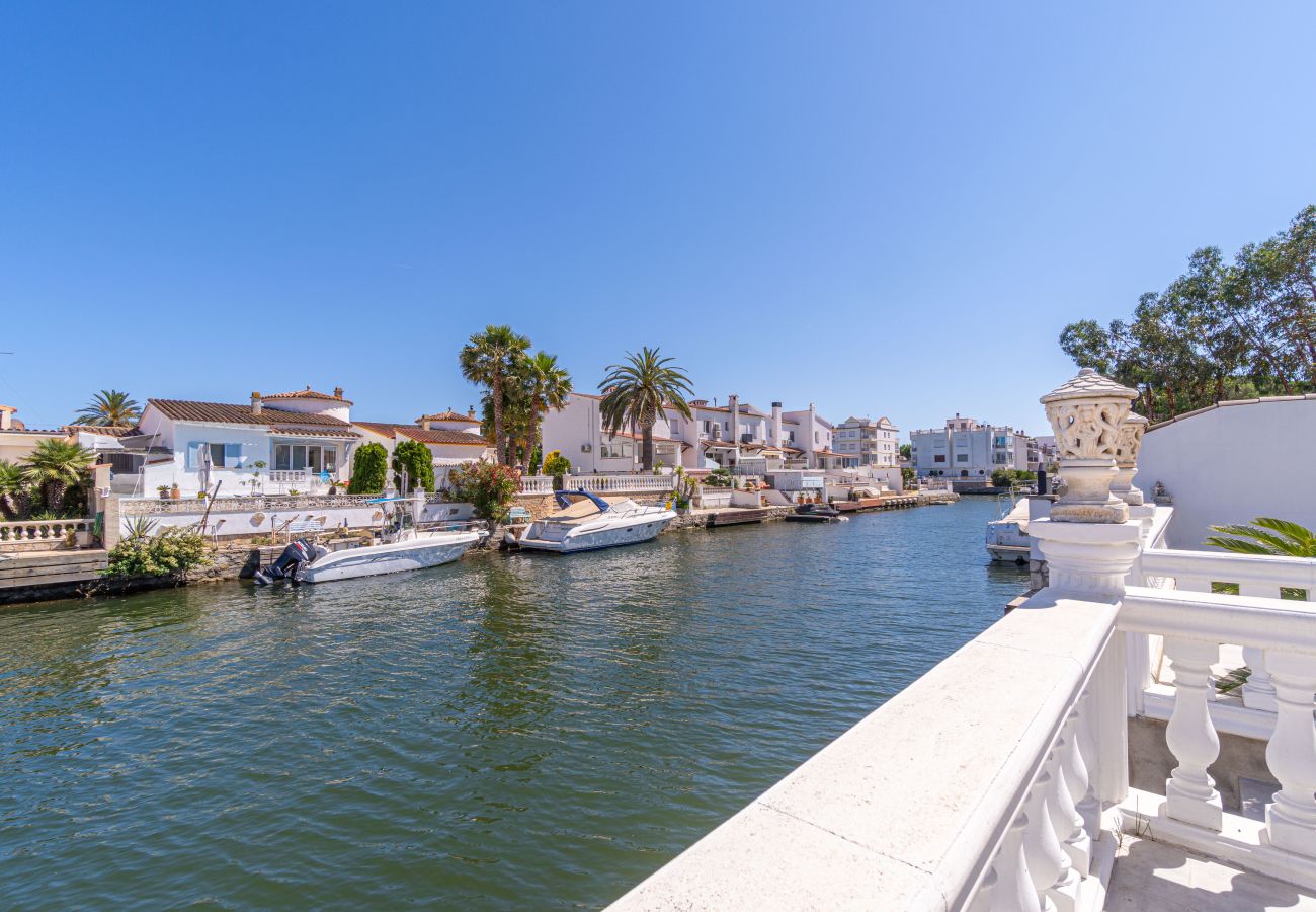 Villa in Empuriabrava - 0100-LLOBREGAT House at the canal with pool, mooring and studio
