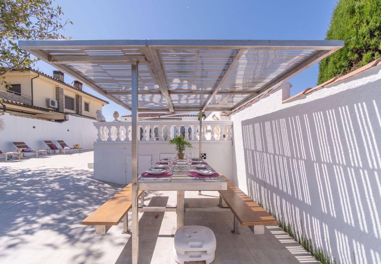 Villa in Empuriabrava - 0100-LLOBREGAT House at the canal with pool, mooring and studio