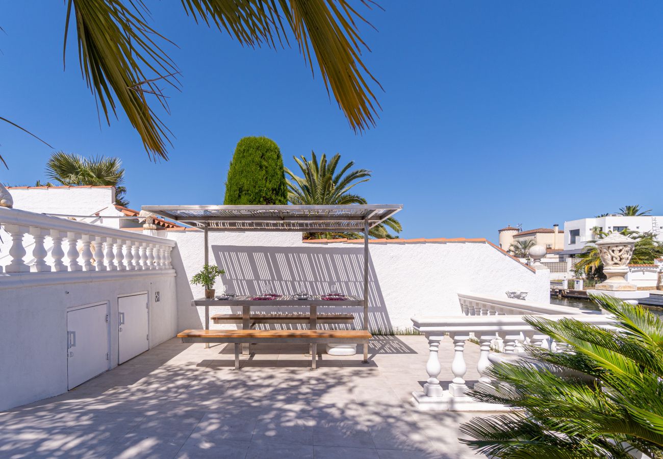 Villa in Empuriabrava - 0100-LLOBREGAT House at the canal with pool, mooring and studio