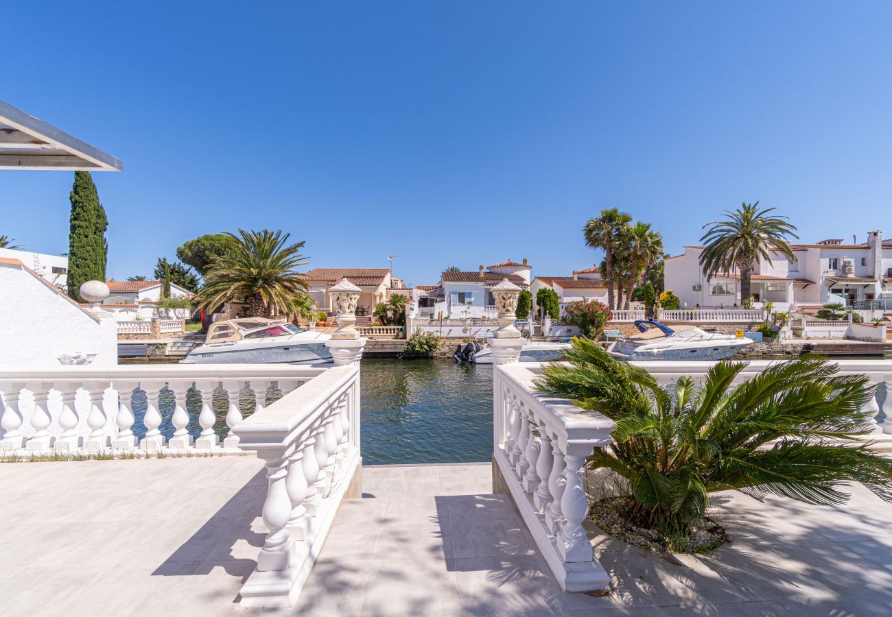 Villa in Empuriabrava - 0100-LLOBREGAT House at the canal with pool, mooring and studio