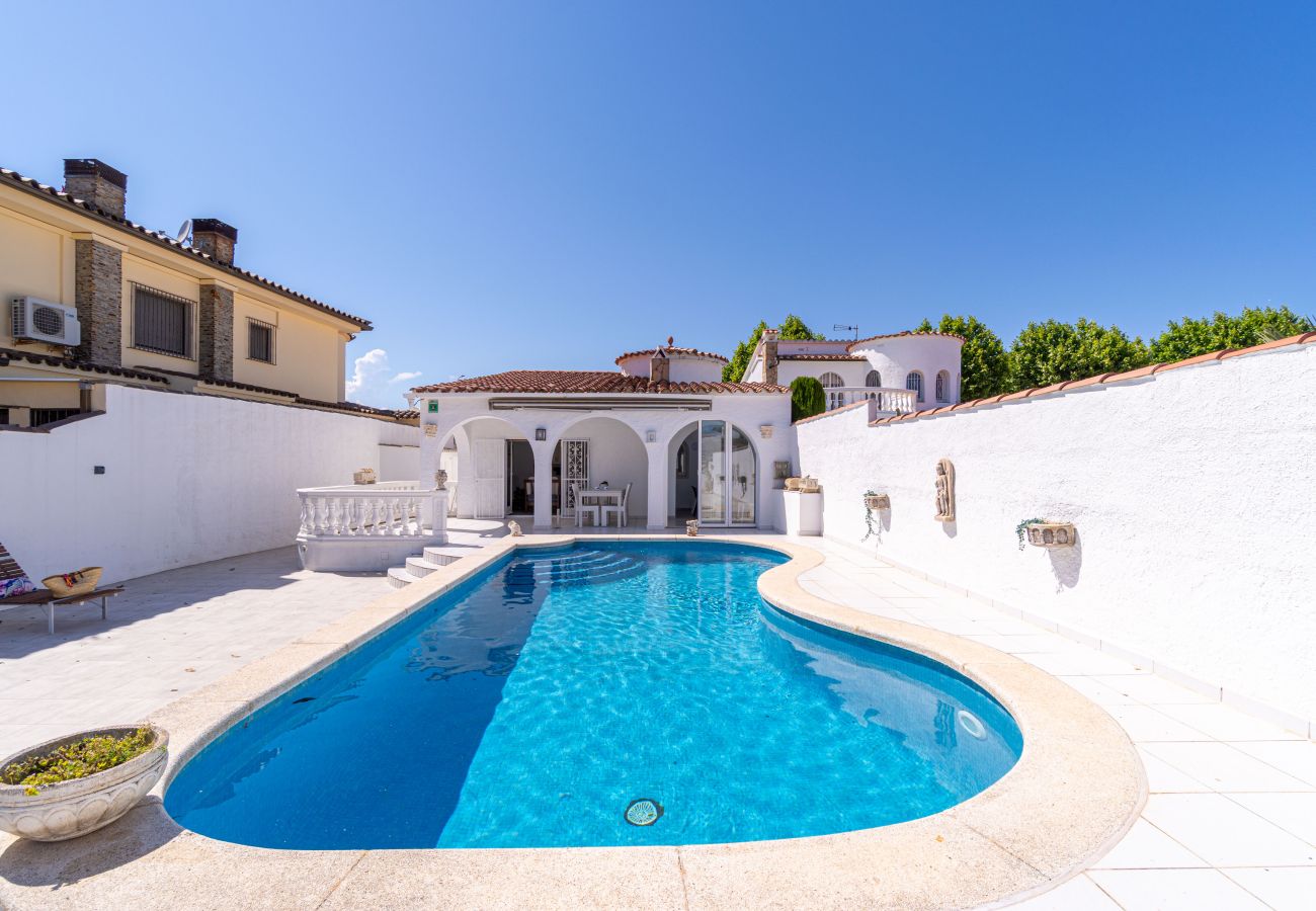 Villa in Empuriabrava - 0100-LLOBREGAT House at the canal with pool, mooring and studio