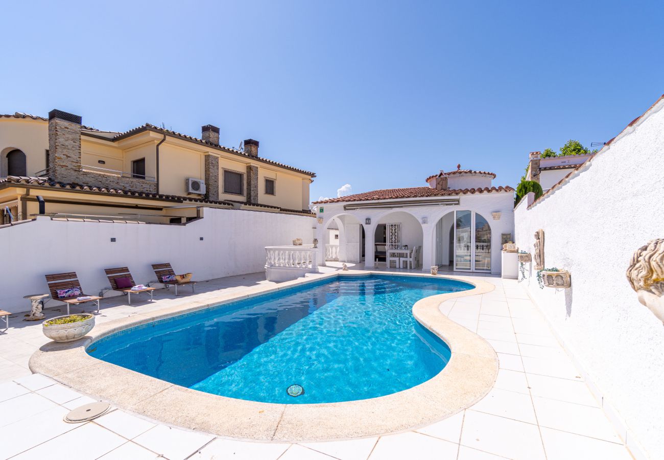 Villa in Empuriabrava - 0100-LLOBREGAT House at the canal with pool, mooring and studio