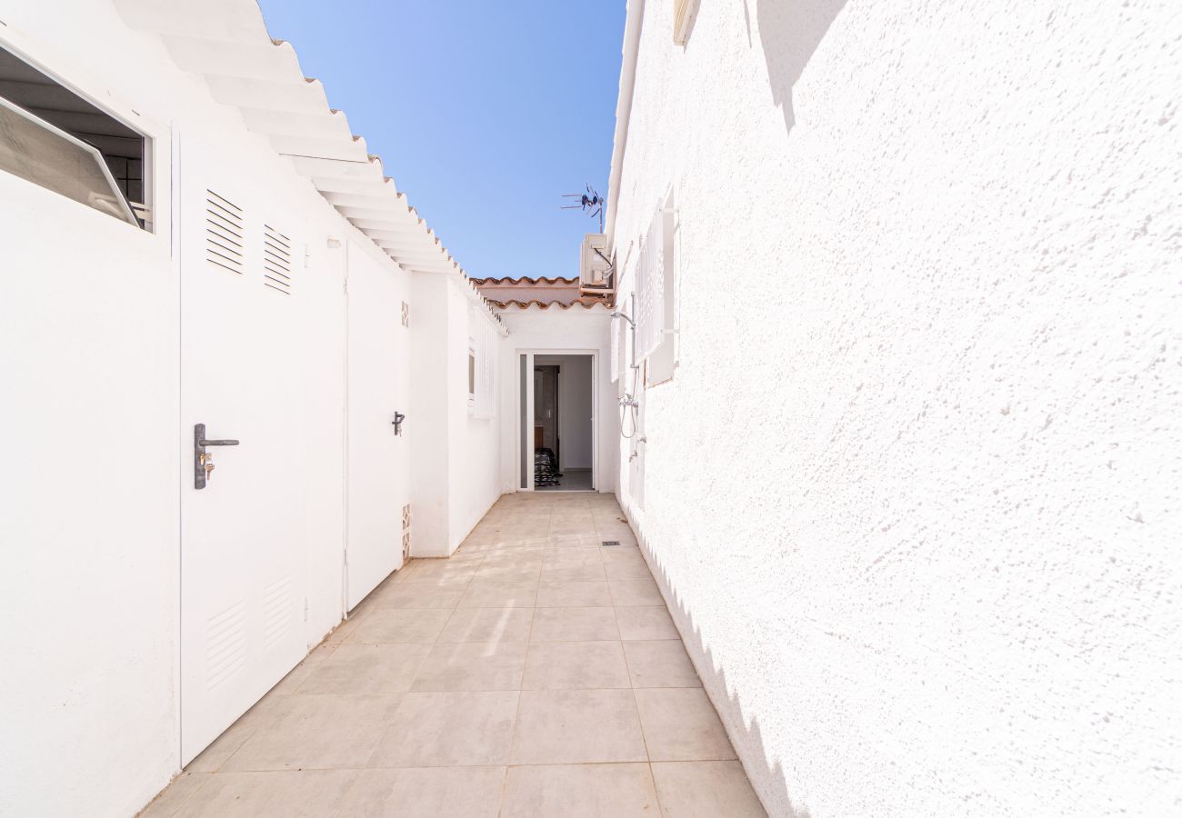 Villa in Empuriabrava - 0100-LLOBREGAT House at the canal with pool, mooring and studio