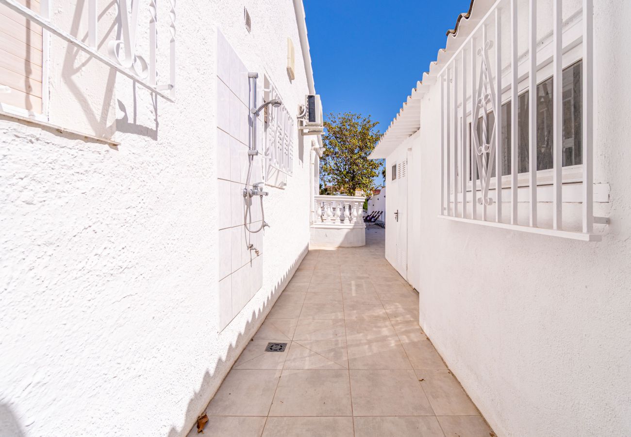 Villa in Empuriabrava - 0100-LLOBREGAT House at the canal with pool, mooring and studio