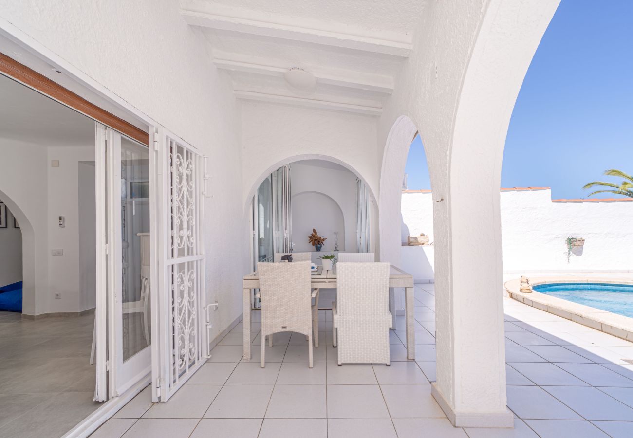 Villa in Empuriabrava - 0100-LLOBREGAT House at the canal with pool, mooring and studio