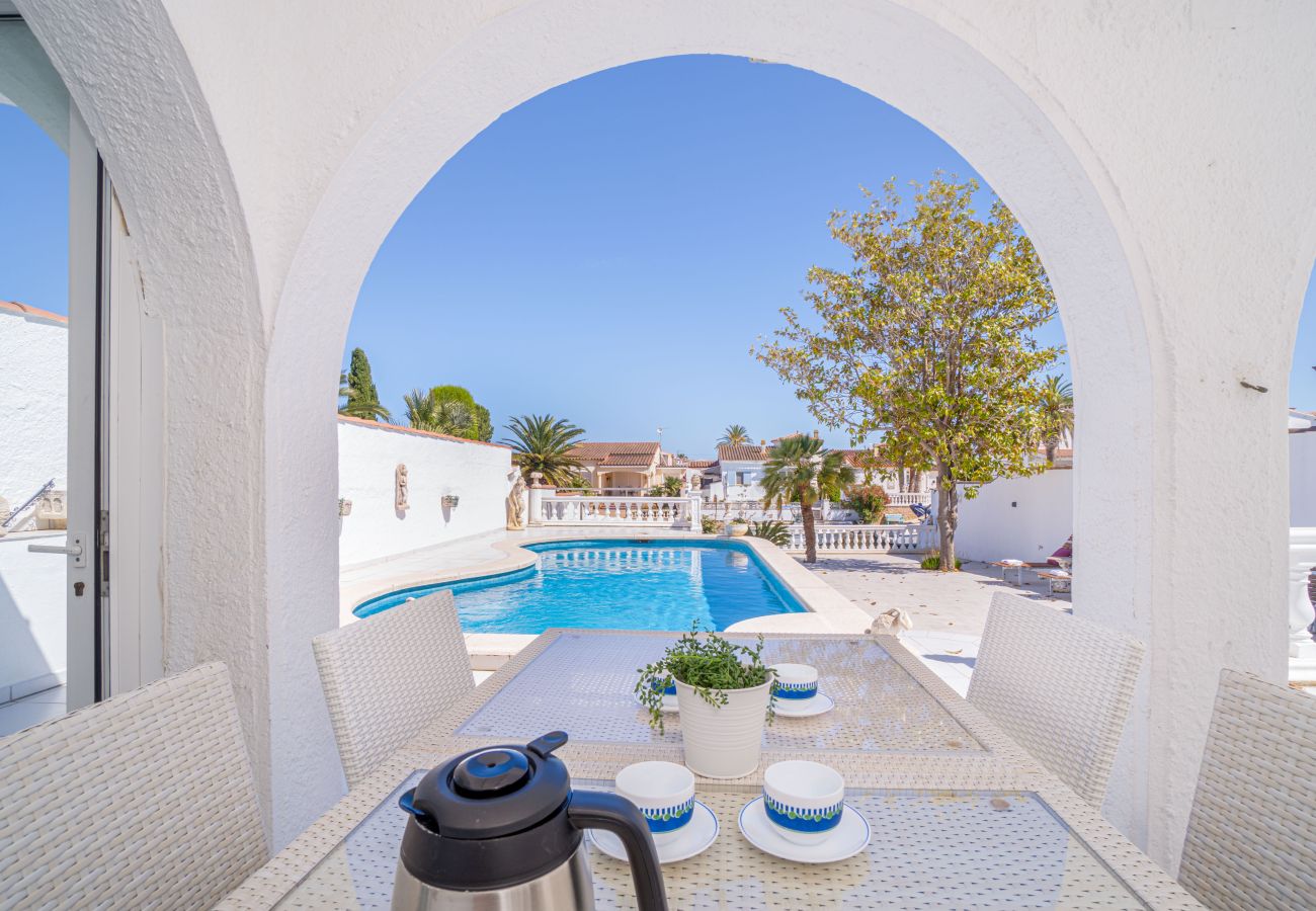 Villa in Empuriabrava - 0100-LLOBREGAT House at the canal with pool, mooring and studio