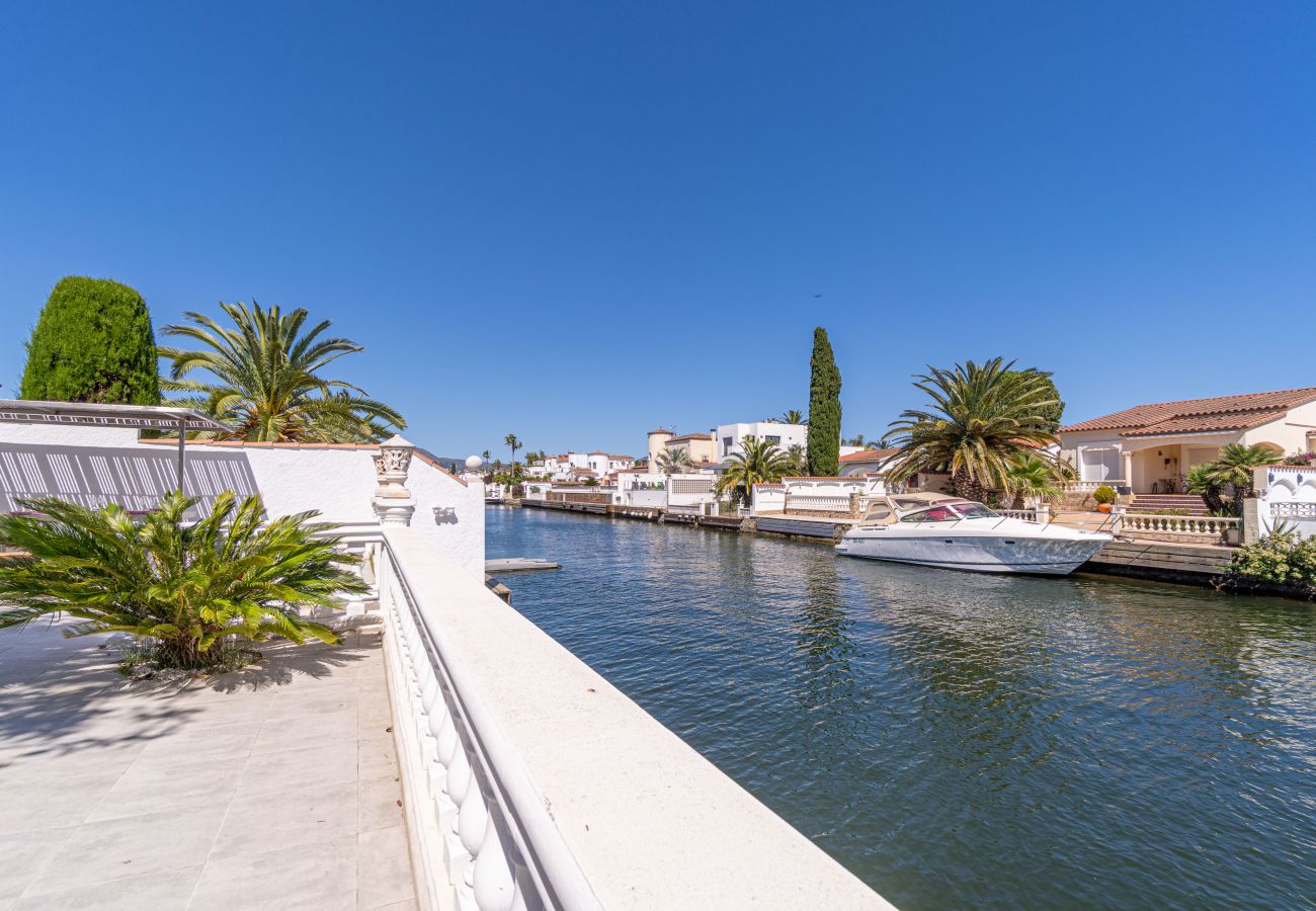 Villa in Empuriabrava - 0100-LLOBREGAT House at the canal with pool, mooring and studio