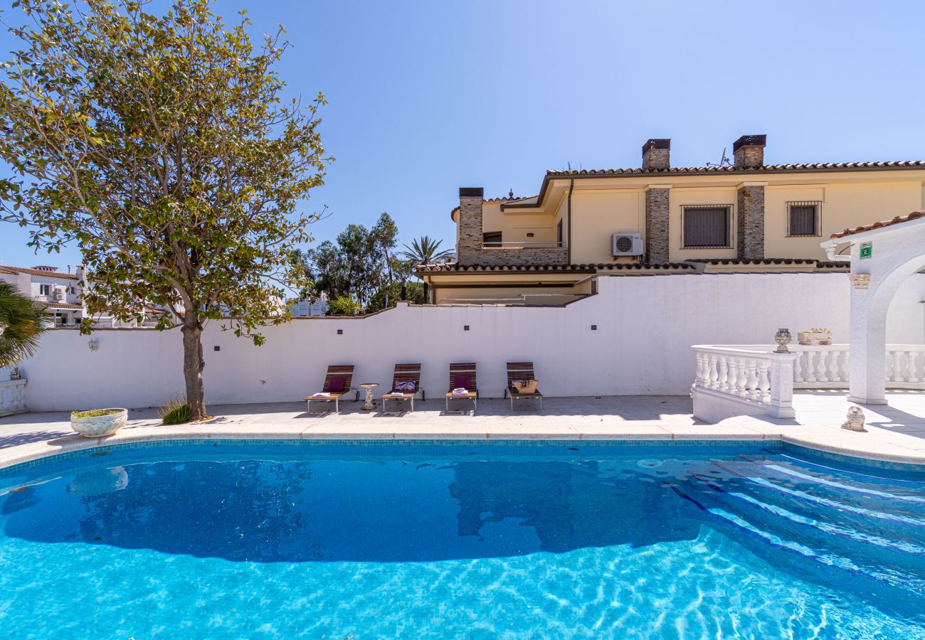 Villa in Empuriabrava - 0100-LLOBREGAT House at the canal with pool, mooring and studio
