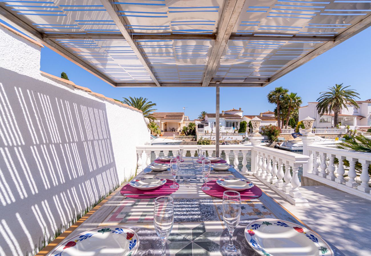 Villa in Empuriabrava - 0100-LLOBREGAT House at the canal with pool, mooring and studio