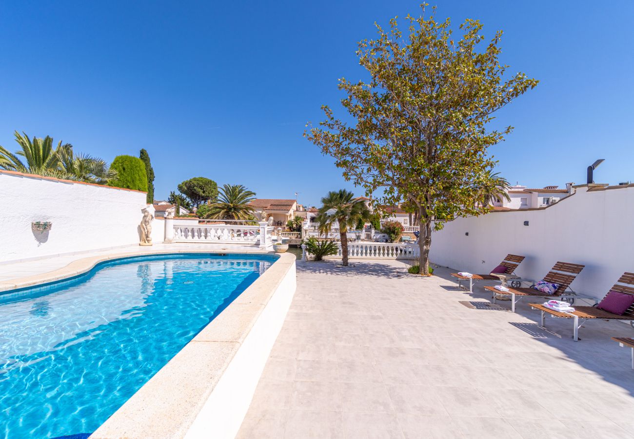 Villa in Empuriabrava - 0100-LLOBREGAT House at the canal with pool, mooring and studio
