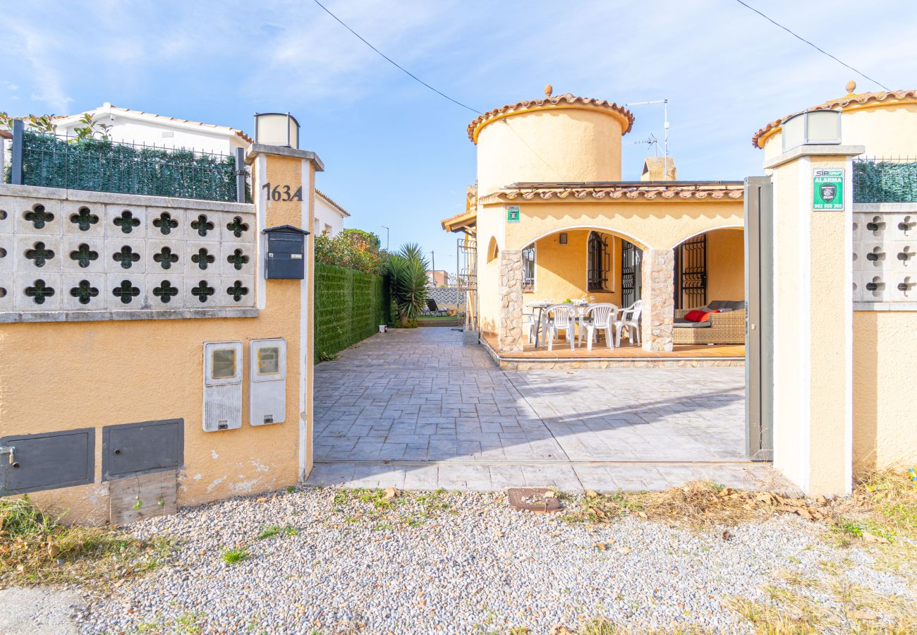 Villa in Empuriabrava - 0130-MONTGRI House with private pool