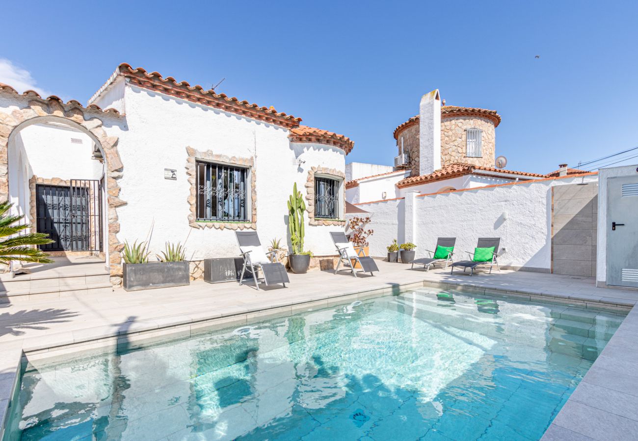 Villa in Empuriabrava - 0190-SANT MAURICI House with private pool