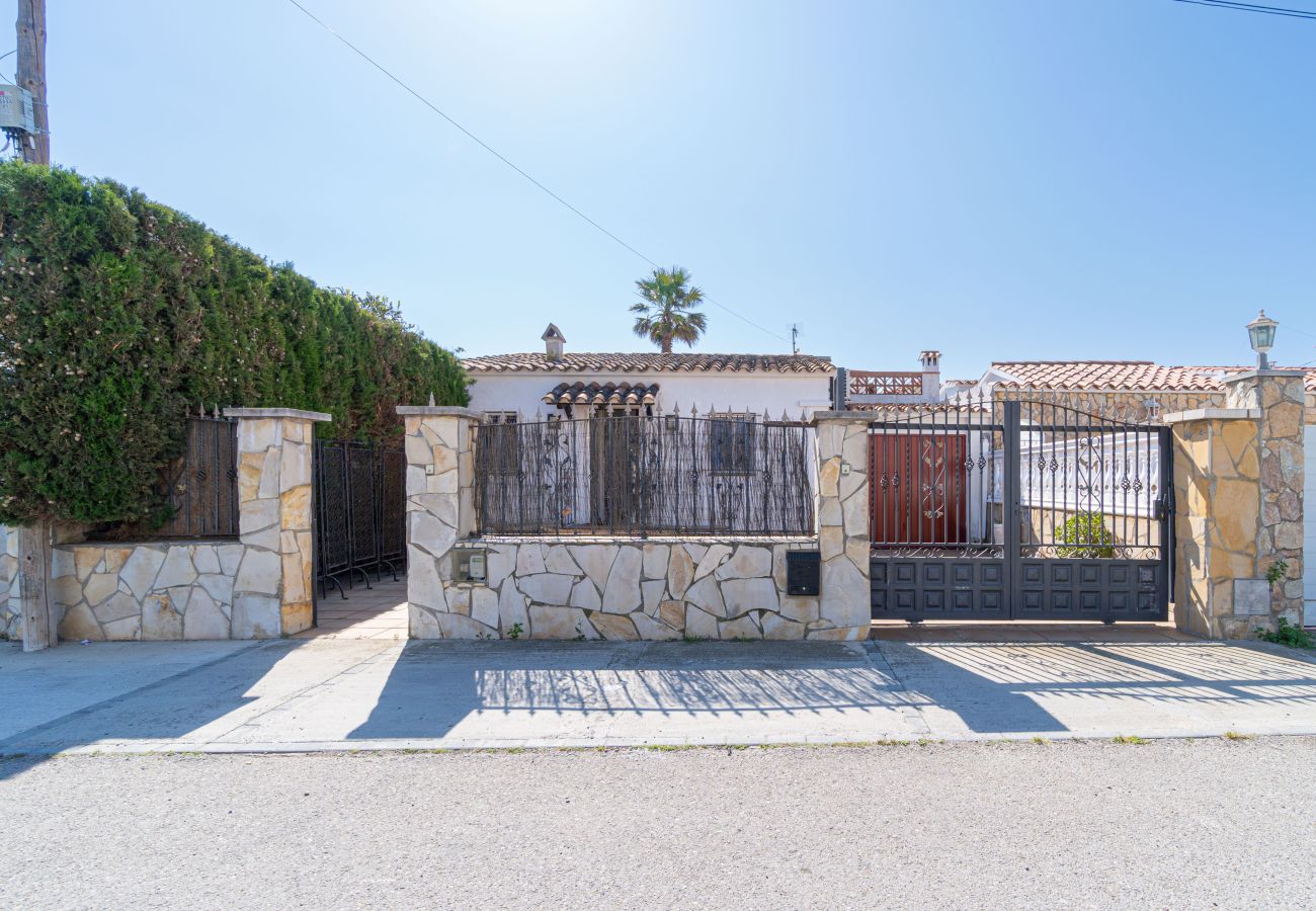 Villa in Empuriabrava - 0149-VALIRA House at the canal with pool and mooring