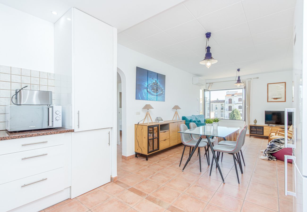 Apartment in Empuriabrava - 0147-PORT SOTAVENT Apartment with canal view and pool