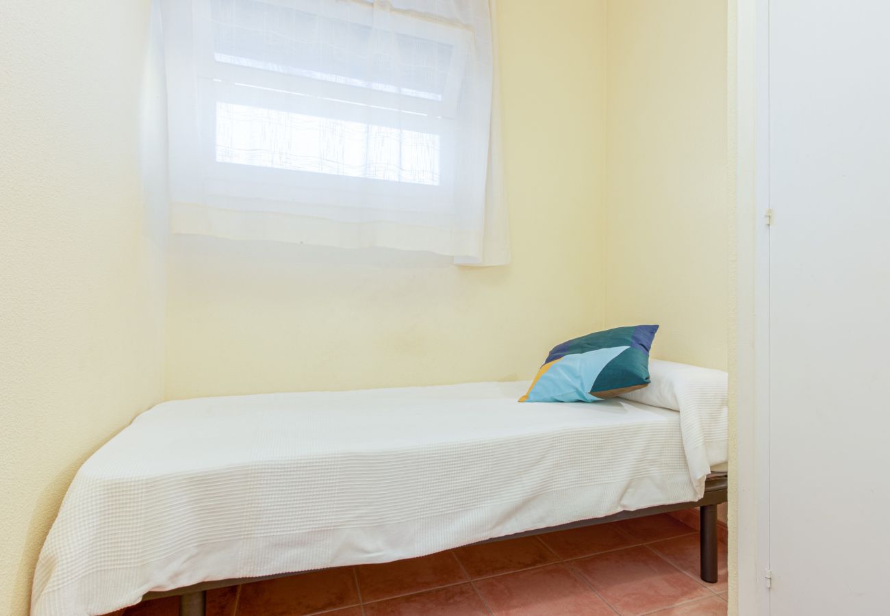 Apartment in Empuriabrava - 0147-PORT SOTAVENT Apartment with canal view and pool