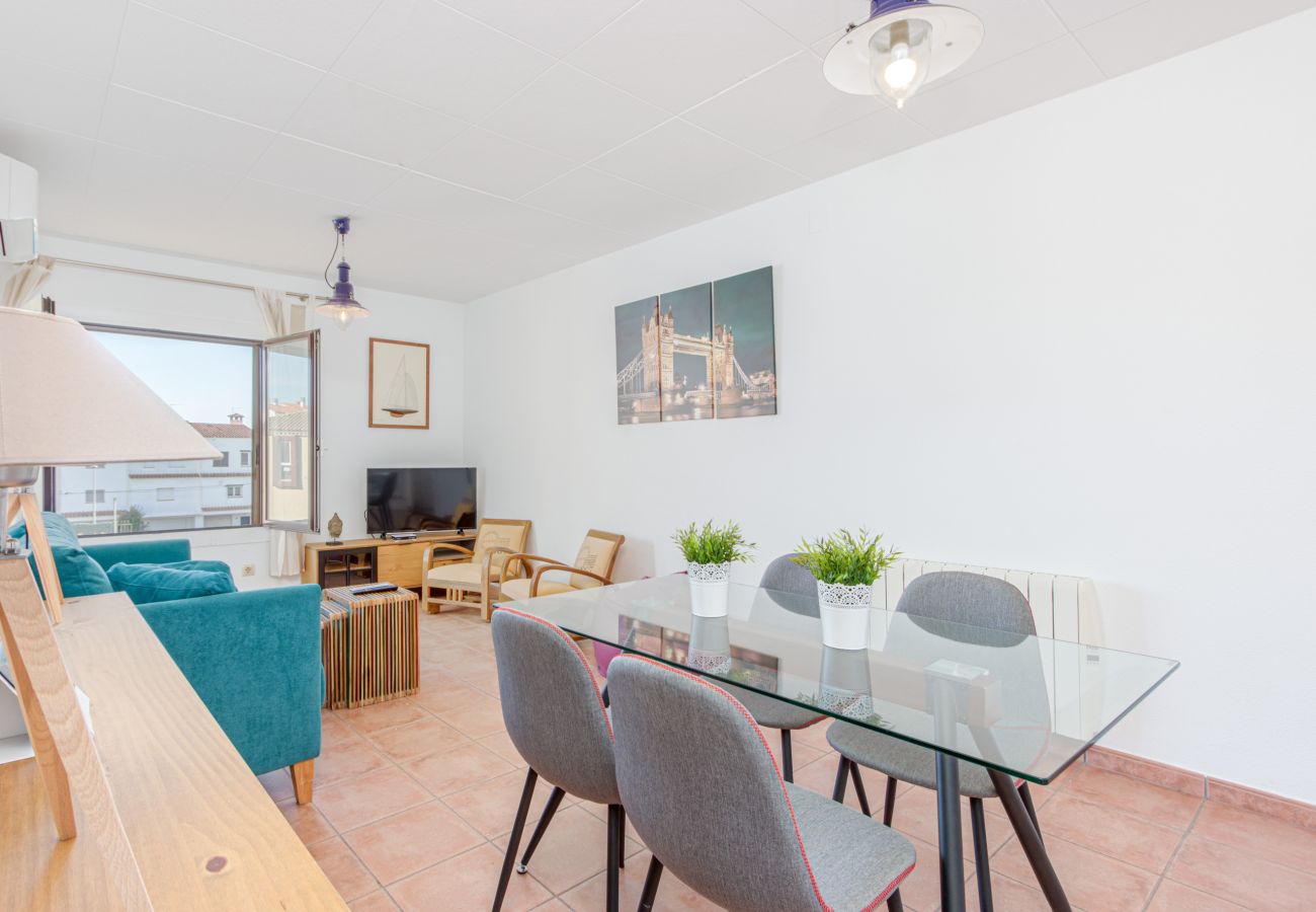 Apartment in Empuriabrava - 0147-PORT SOTAVENT Apartment with canal view and pool