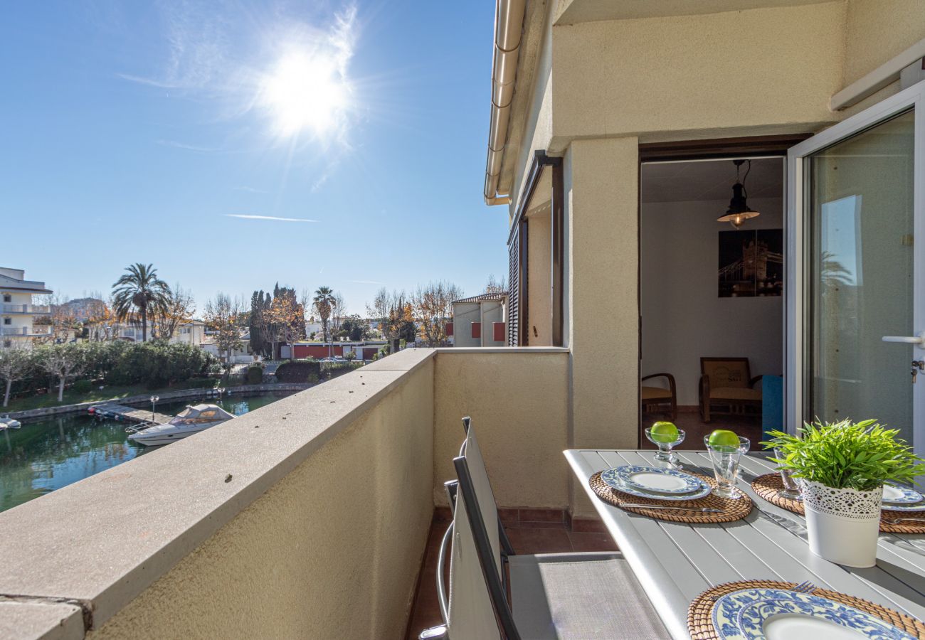 Apartment in Empuriabrava - 0147-PORT SOTAVENT Apartment with canal view and pool