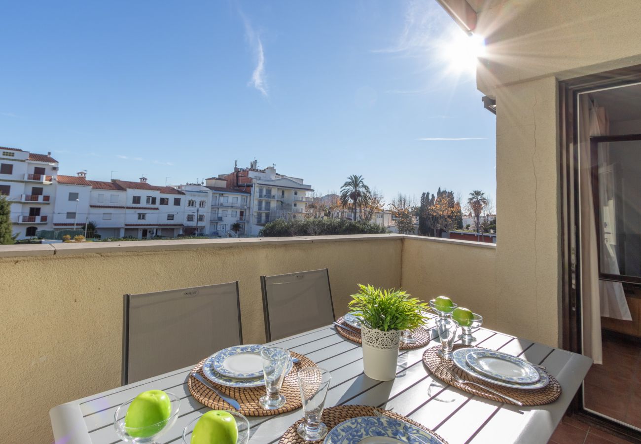 Apartment in Empuriabrava - 0147-PORT SOTAVENT Apartment with canal view and pool