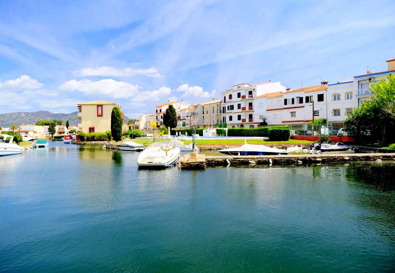 Apartment in Empuriabrava - 0147-PORT SOTAVENT Apartment with canal view and pool