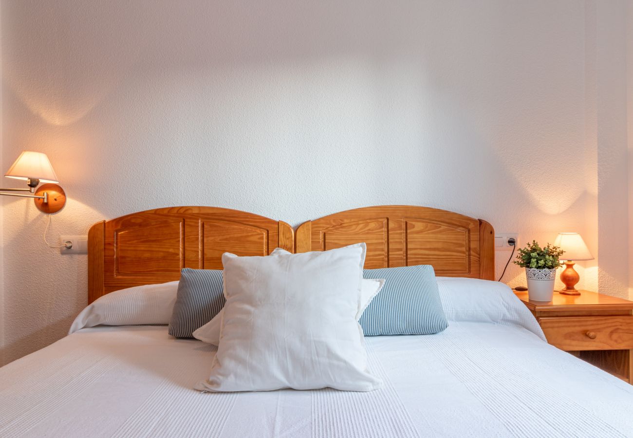 Apartment in Empuriabrava -  0089-MIRABLAU Apartment with side views of the beach