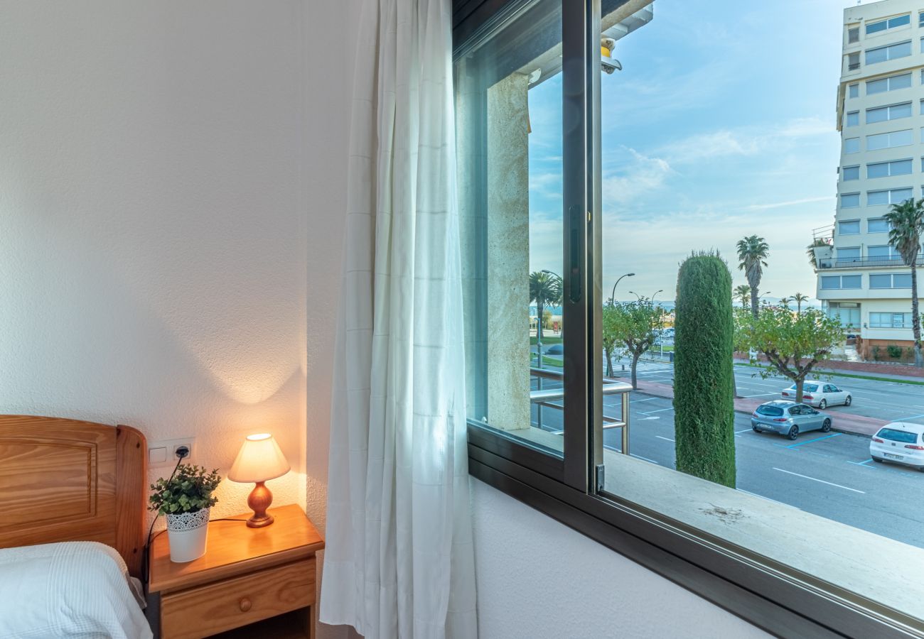 Apartment in Empuriabrava -  0089-MIRABLAU Apartment with side views of the beach