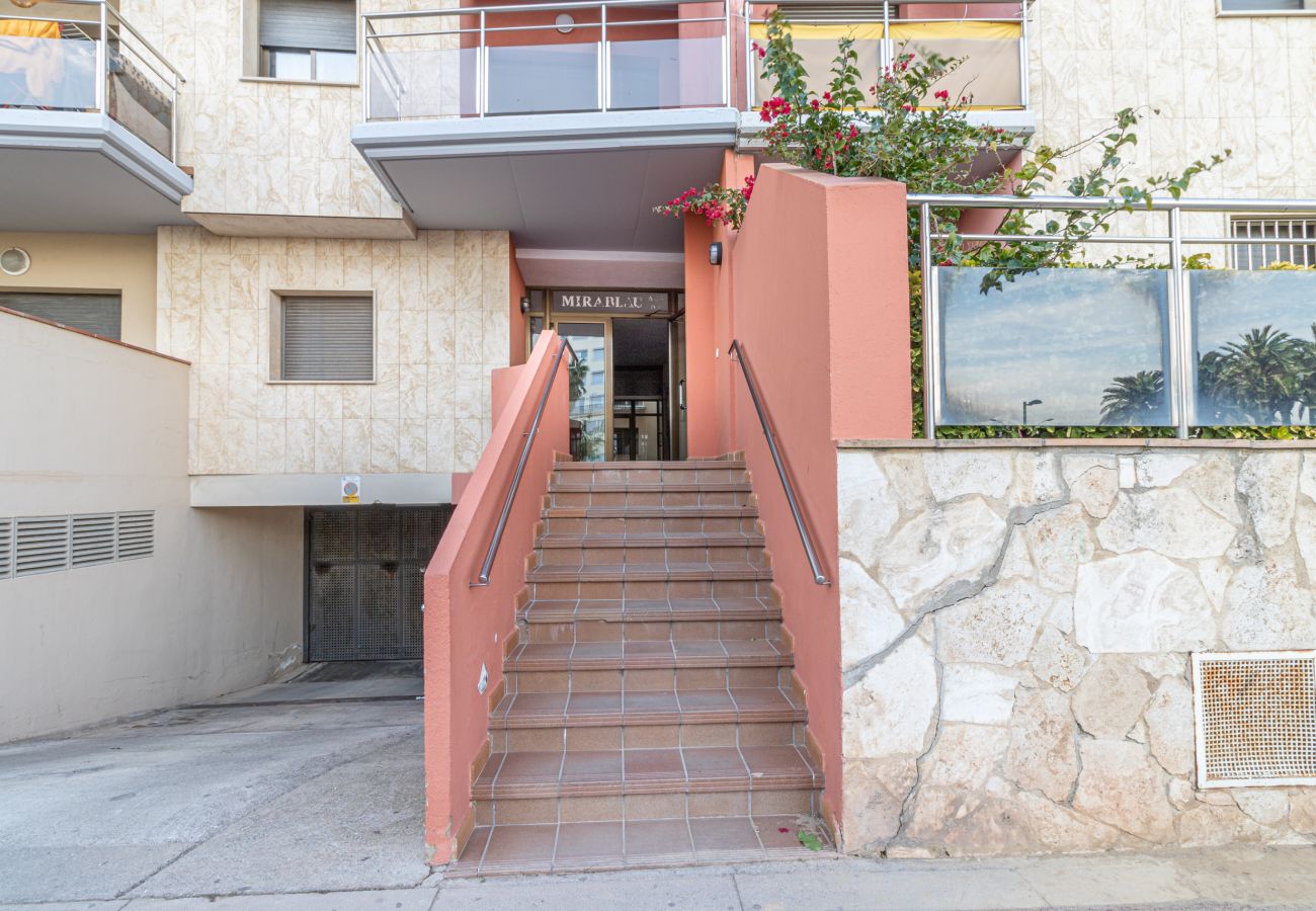 Apartment in Empuriabrava -  0089-MIRABLAU Apartment with side views of the beach