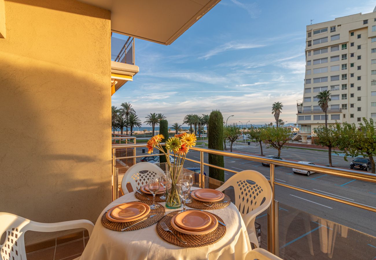 Apartment in Empuriabrava -  0089-MIRABLAU Apartment with side views of the beach