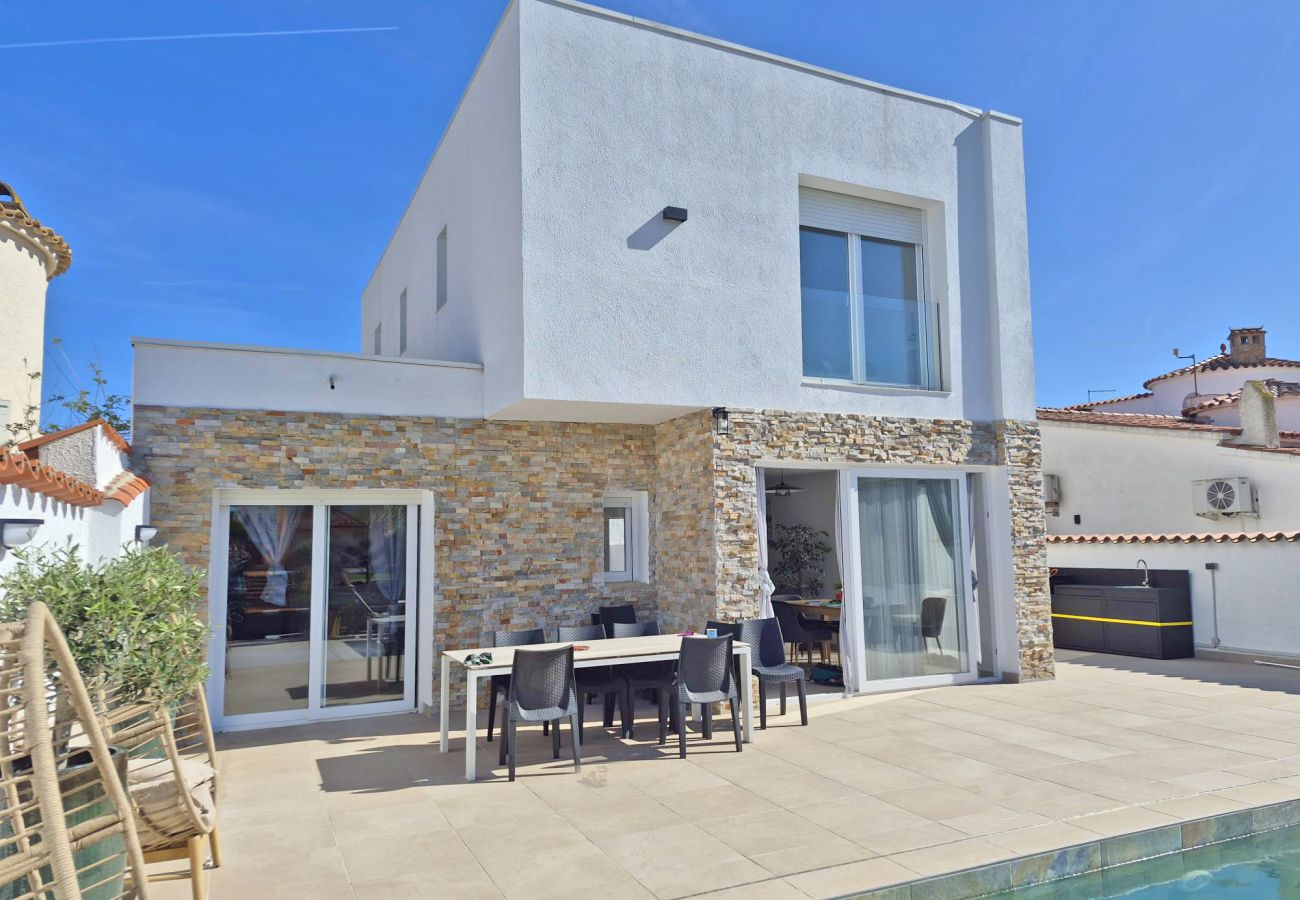 Villa in Empuriabrava - 0040-CAP RAS House at the canal with pool and mooring