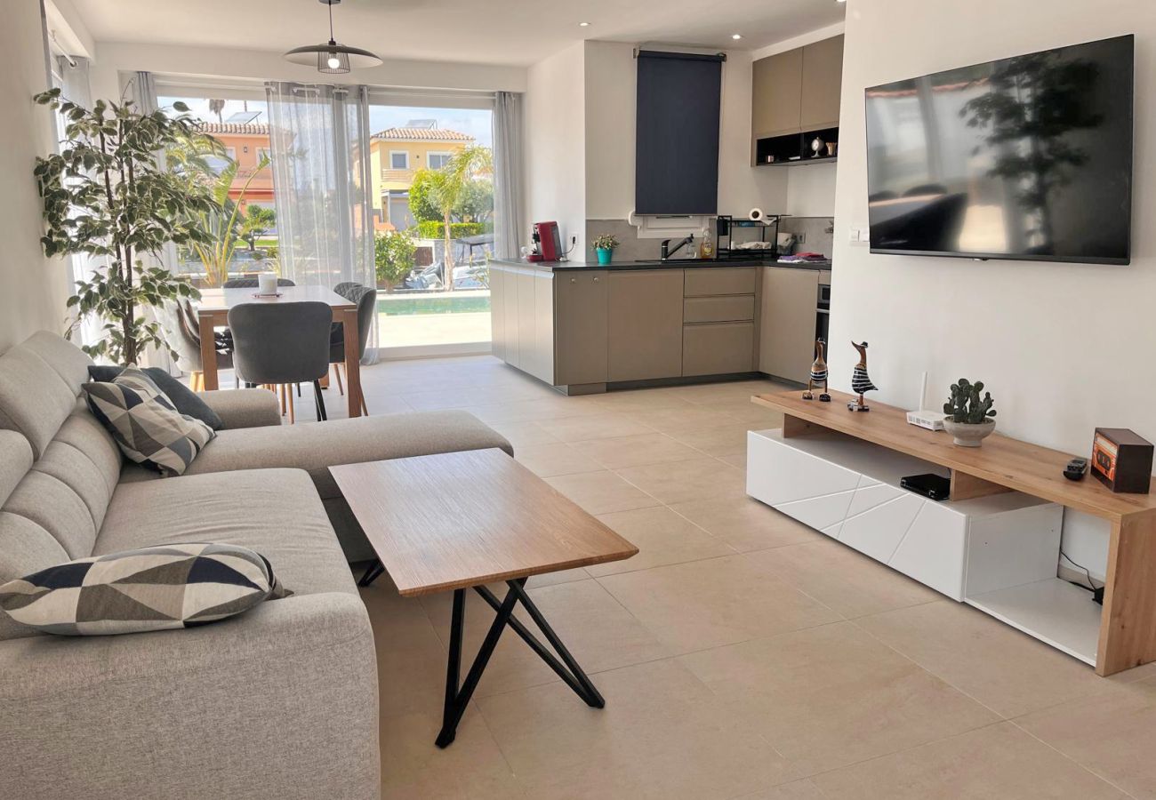 Villa in Empuriabrava - 0040-CAP RAS House at the canal with pool and mooring