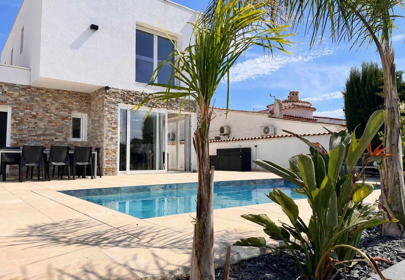 Villa in Empuriabrava - 0040-CAP RAS House at the canal with pool and mooring