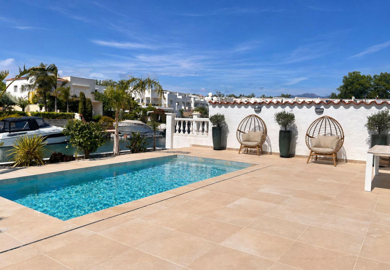 Villa in Empuriabrava - 0040-CAP RAS House at the canal with pool and mooring