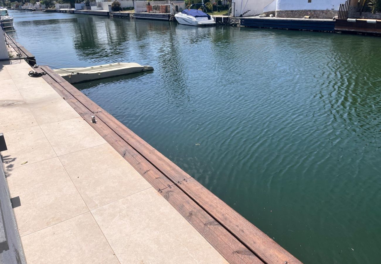 Villa in Empuriabrava - 0040-CAP RAS House at the canal with pool and mooring