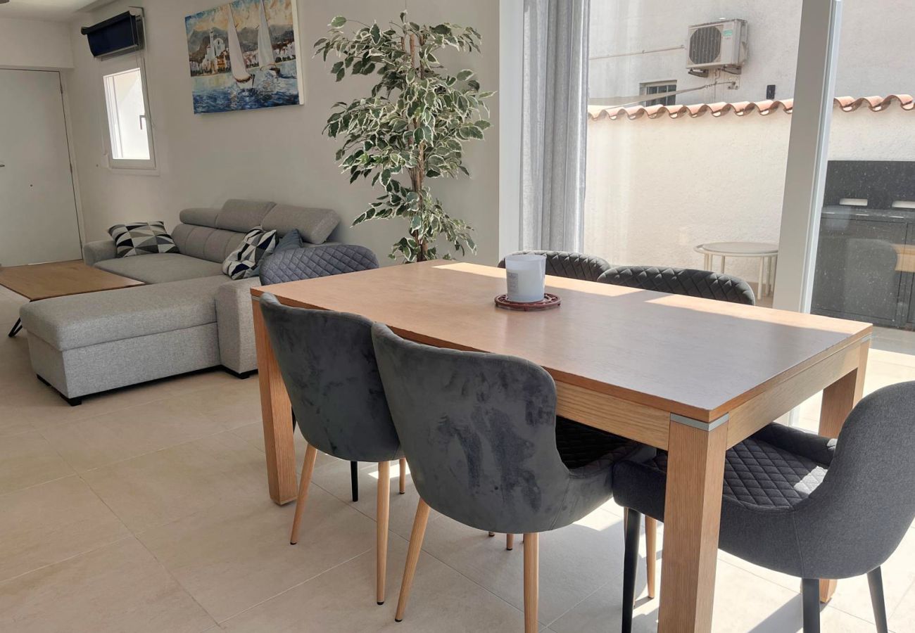 Villa in Empuriabrava - 0040-CAP RAS House at the canal with pool and mooring