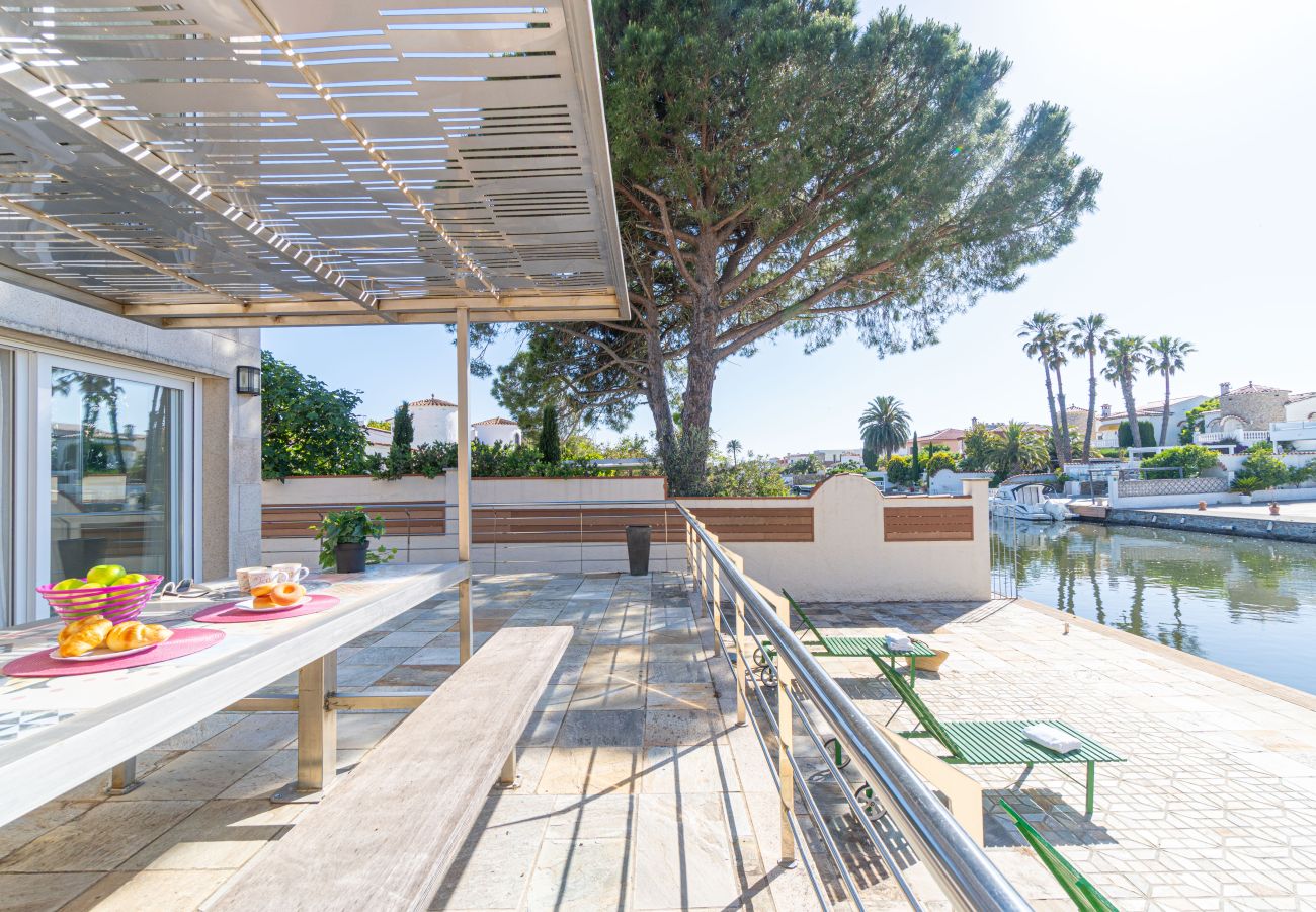 Villa à Empuriabrava - 0031-TER Maison au canal avec piscine, amarrage et studio