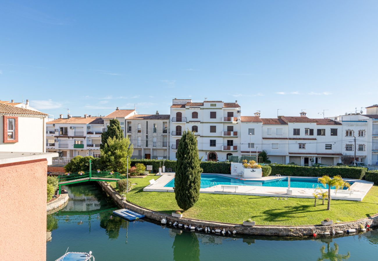 Appartement à Empuriabrava - 0147-PORT SOTAVENT Appartement avec vue sur le canal et piscine